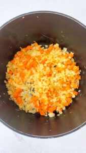 Receita prática de molho à bolonhesa caseiro: fácil, saboroso e perfeito para congelar. Ideal para acompanhar massas ou preparar uma lasanha deliciosa.