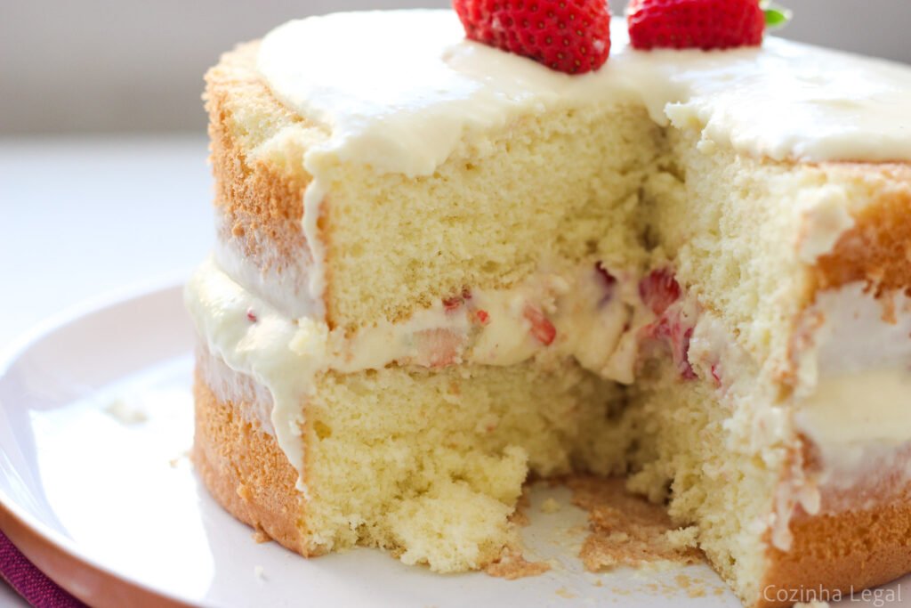 Bolo de ninho com morango para o Dia das Mães feito com pão de ló de 3 ingredientes e recheio de ninho. Naked cake fácil, lindo e sem erro.