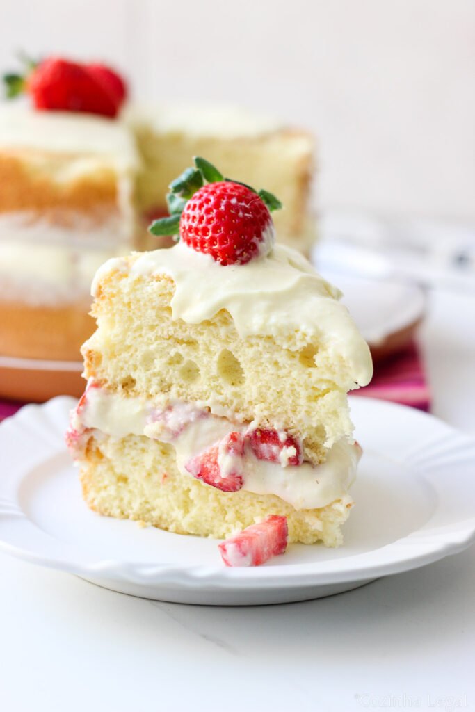 Bolo de ninho com morango para o Dia das Mães feito com pão de ló de 3 ingredientes e recheio de ninho. Naked cake fácil, lindo e sem erro.