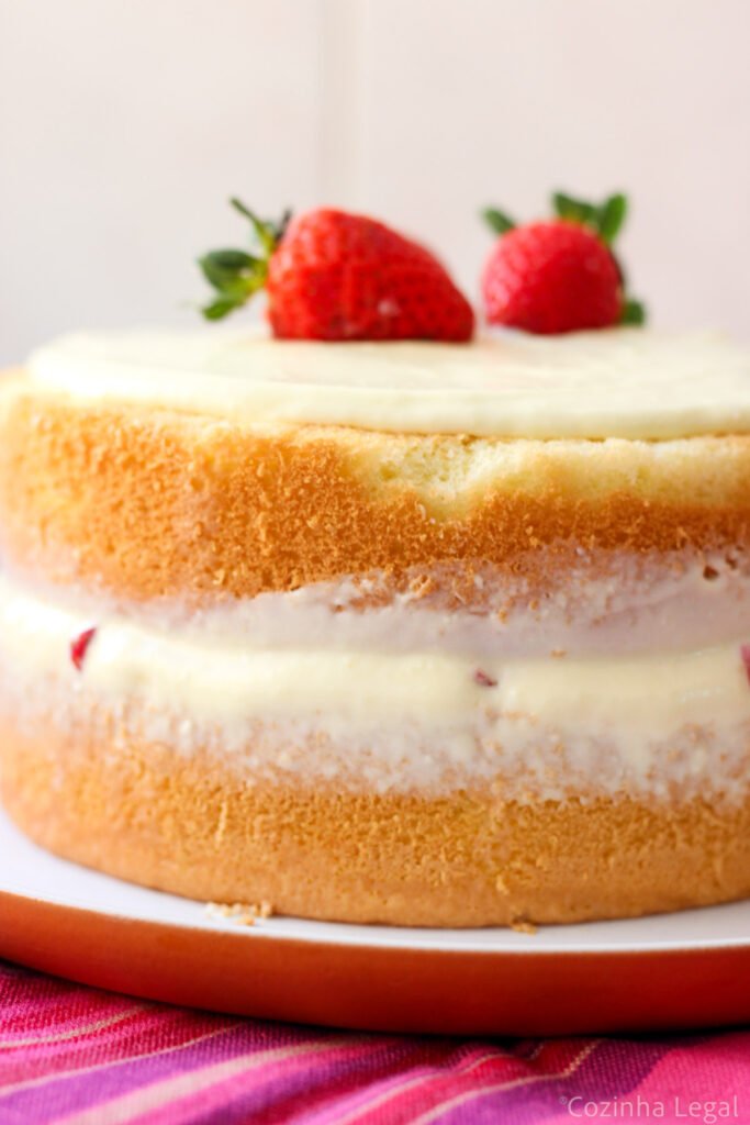Bolo de ninho com morango para o Dia das Mães feito com pão de ló de 3 ingredientes e recheio de ninho. Naked cake fácil, lindo e sem erro.