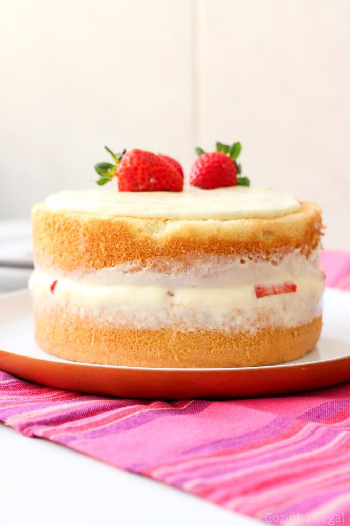 Bolo de ninho com morango para o Dia das Mães feito com pão de ló de 3 ingredientes e recheio de ninho. Naked cake fácil, lindo e sem erro.