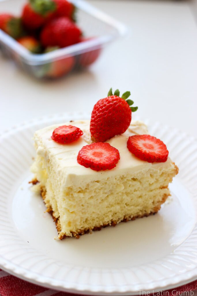 Como fazer Bolo três leites caseiro com leite evaporado feito em casa. Receita testada, com substitutos e dicas para não errar.