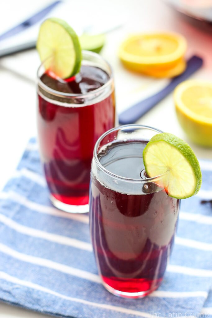 Flor de hibisco, canela em pau, fatias de limão e água gelada. Pronto em 10 minutos de preparo — e parece drinque de spa.