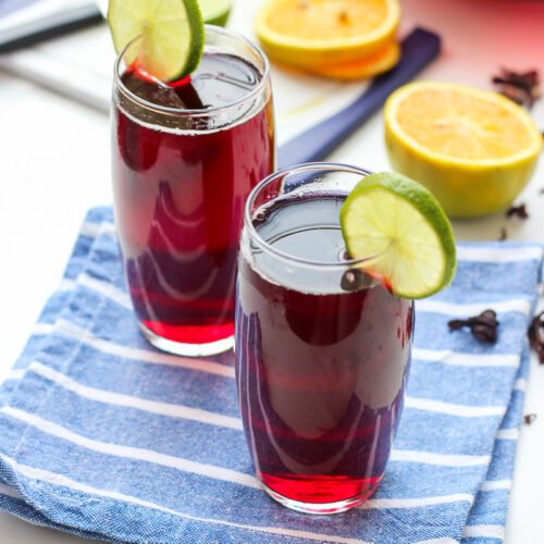Flor de hibisco, canela em pau, fatias de limão e água gelada. Pronto em 10 minutos de preparo — e parece drinque de spa.