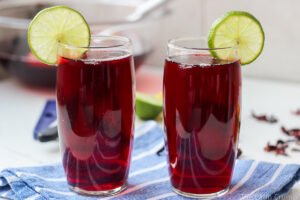 Flor de hibisco, canela em pau, fatias de limão e água gelada. Pronto em 10 minutos de preparo — e parece drinque de spa.