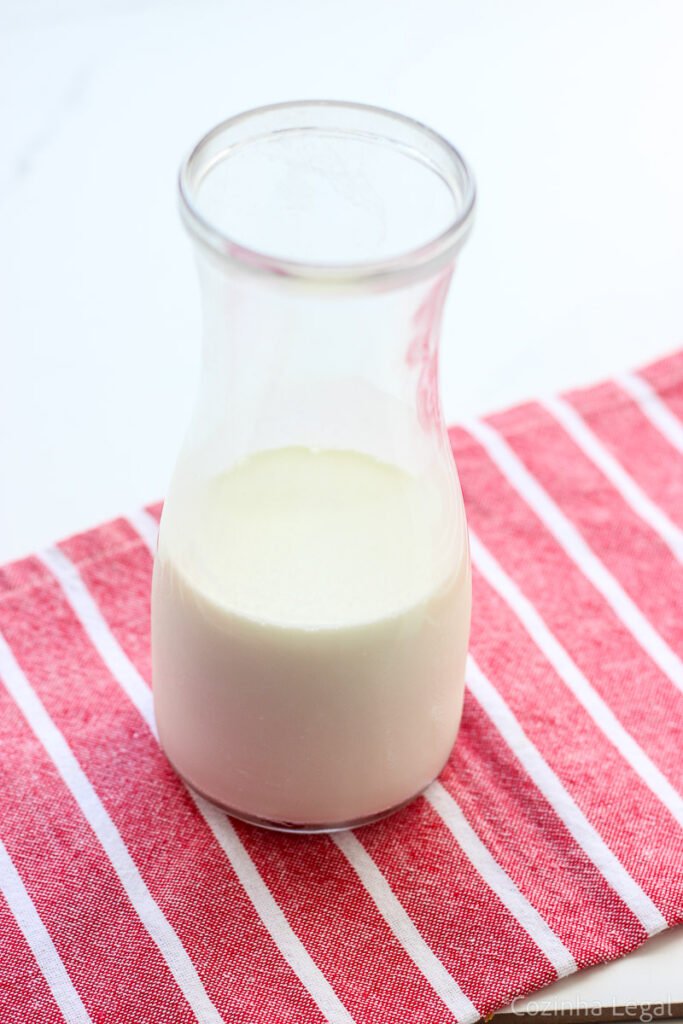 Aprenda a fazer leite evaporado em casa. Com apenas um ingrediente simples e alguns minutos no fogão.