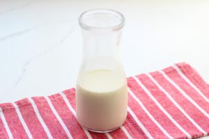 Aprenda a fazer leite evaporado em casa. Com apenas um ingrediente simples e alguns minutos no fogão.