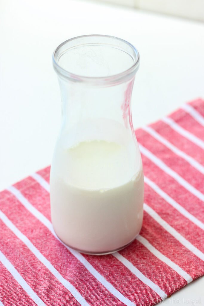 Aprenda a fazer leite evaporado em casa. Com apenas um ingrediente simples e alguns minutos no fogão.