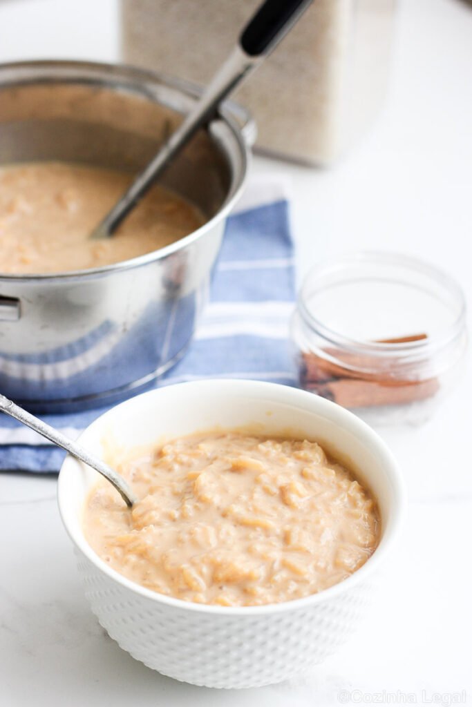 Arroz doce é clássico, mas a versão caramelizada é outra história. Cremosa, com sabor de bala toffee e um segredo simples que faz toda a diferença.