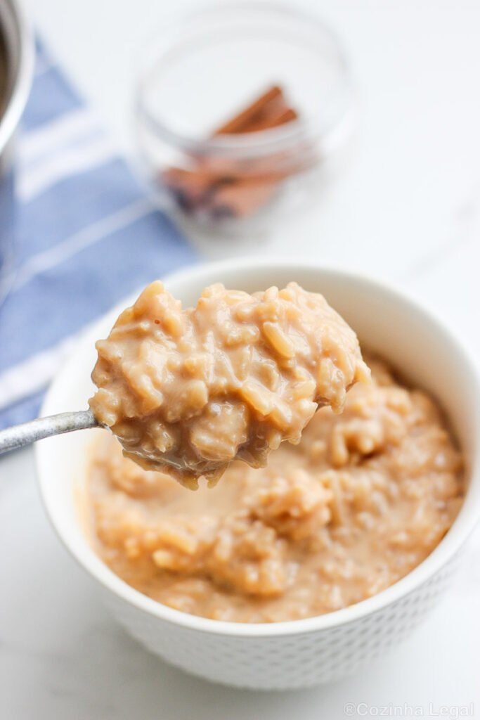 Arroz doce é clássico, mas a versão caramelizada é outra história. Cremosa, com sabor de bala toffee e um segredo simples que faz toda a diferença.
