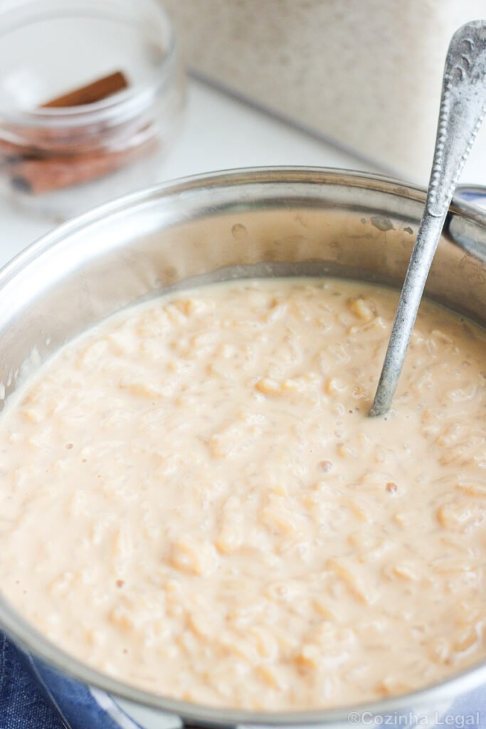 Arroz doce é clássico, mas a versão caramelizada é outra história. Cremosa, com sabor de bala toffee e um segredo simples que faz toda a diferença.