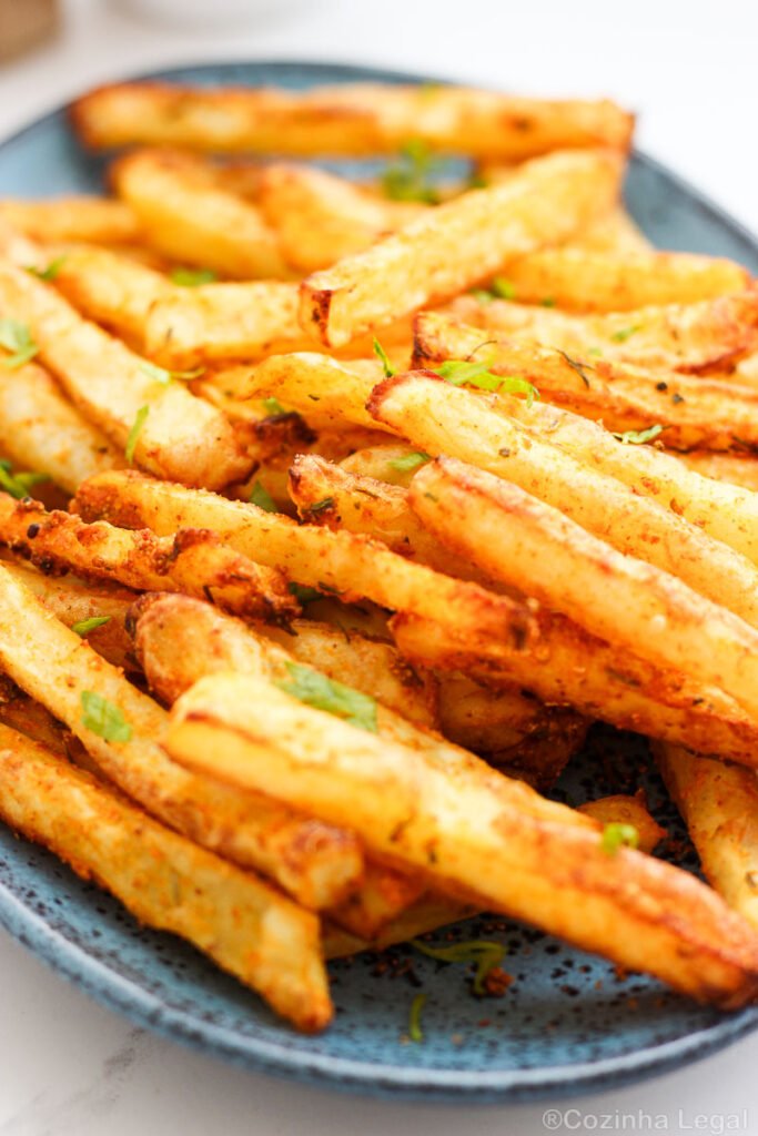 Batata Frita Temperada na Airfryer Crocante por fora, macia por dentro e temperada do jeitinho certo. Pronta em 15 minutos, serve como aperitivo, acompanhamento ou aquele salva-fome antes do almoço ficar pronto.