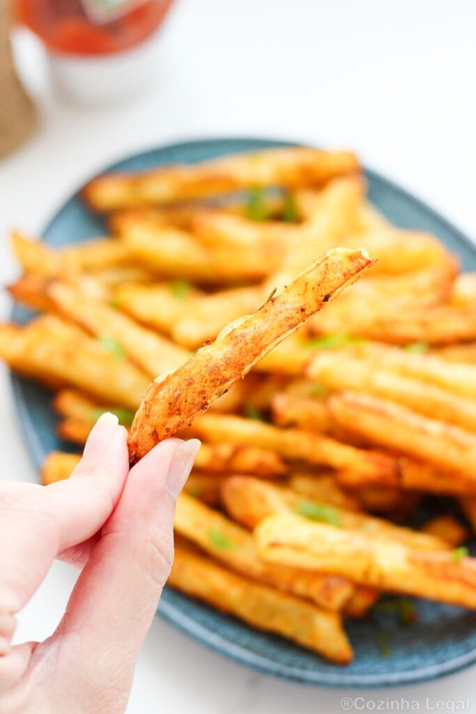 Batata Frita Temperada na Airfryer Crocante por fora, macia por dentro e temperada do jeitinho certo. Pronta em 15 minutos, serve como aperitivo, acompanhamento ou aquele salva-fome antes do almoço ficar pronto.