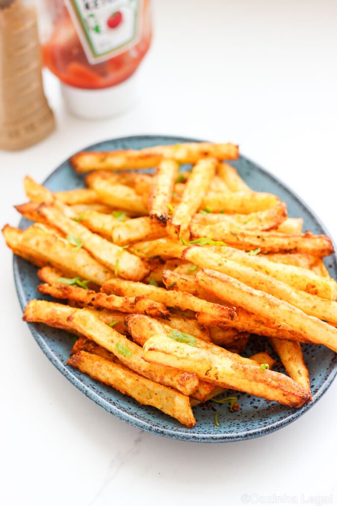 Batata Frita Temperada na Airfryer Crocante por fora, macia por dentro e temperada do jeitinho certo. Pronta em 15 minutos, serve como aperitivo, acompanhamento ou aquele salva-fome antes do almoço ficar pronto.
