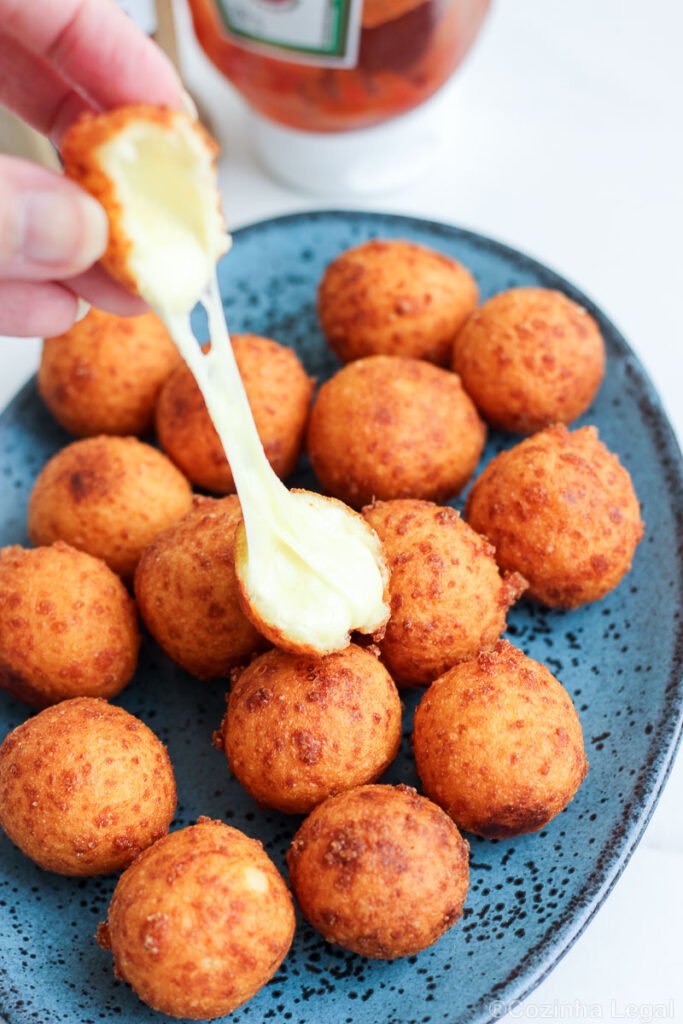 Aprenda a fazer bolinha de queijo com 3 ingredientes, crocante por fora e cheia de queijo derretido por dentro. Fácil de fazer e dá pra congelar.