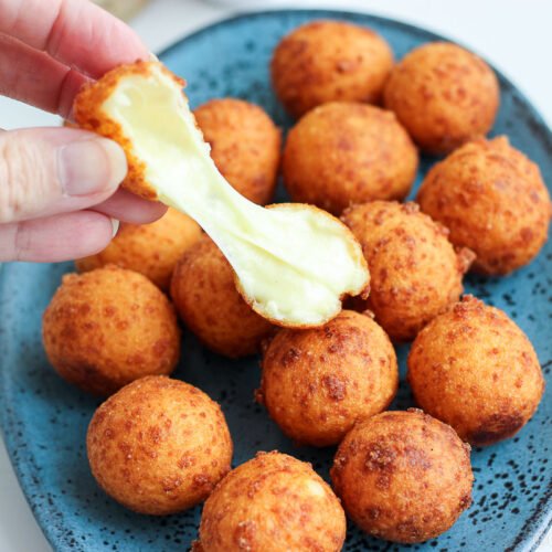 Aprenda a fazer bolinha de queijo com 3 ingredientes, crocante por fora e cheia de queijo derretido por dentro. Fácil de fazer e dá pra congelar.