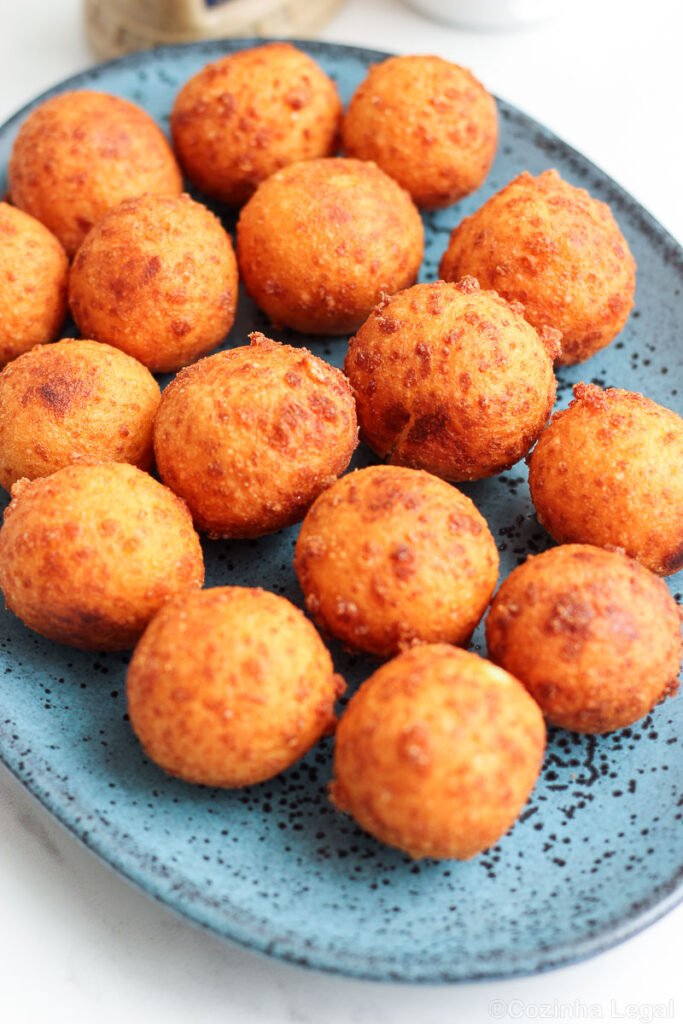 Aprenda a fazer bolinha de queijo com 3 ingredientes, crocante por fora e cheia de queijo derretido por dentro. Fácil de fazer e dá pra congelar.