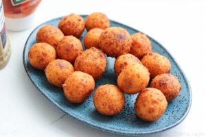 Aprenda a fazer bolinha de queijo com 3 ingredientes, crocante por fora e cheia de queijo derretido por dentro. Fácil de fazer e dá pra congelar.
