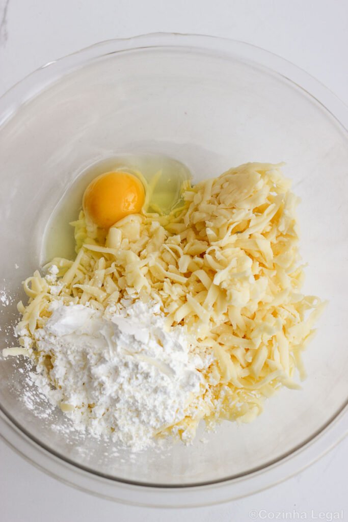 Aprenda a fazer bolinha de queijo com 3 ingredientes, crocante por fora e cheia de queijo derretido por dentro. Fácil de fazer e dá pra congelar.