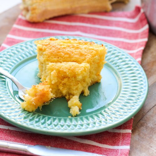 Receita fácil de bolo de milho verde. Feito no liquidificador em apenas 5 minutos ele vai te surpreender pelo sabor e perfume.