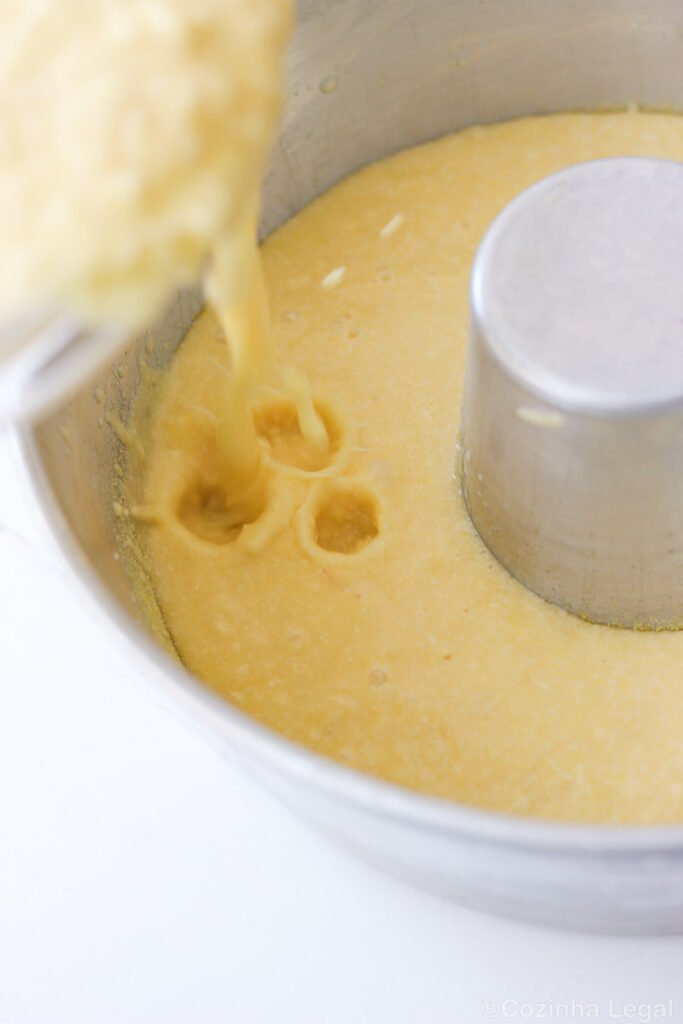 Receita fácil de bolo de milho verde. Feito no liquidificador em apenas 5 minutos ele vai te surpreender pelo sabor e perfume.