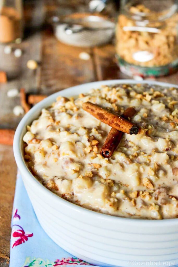 Receita fácil de canjica cremosa com leite condensado perfeita. Essa versão é feita na panela de pressão e vai poucos ingredientes.