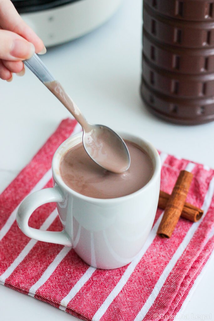 Chocolate quente cremoso feito com Nescau ou Toddy, pronto em menos de 10 minutos. Simples, sem segredo e com o que você já tem em casa.