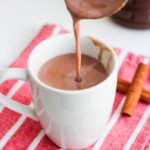 Chocolate quente cremoso feito com Nescau ou Toddy, pronto em menos de 10 minutos. Simples, sem segredo e com o que você já tem em casa.