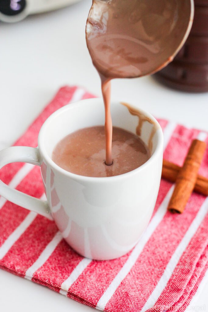 Chocolate quente cremoso feito com Nescau ou Toddy, pronto em menos de 10 minutos. Simples, sem segredo e com o que você já tem em casa.