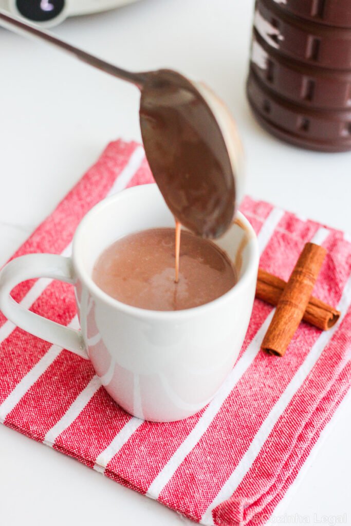 Chocolate quente cremoso feito com Nescau ou Toddy, pronto em menos de 10 minutos. Simples, sem segredo e com o que você já tem em casa.
