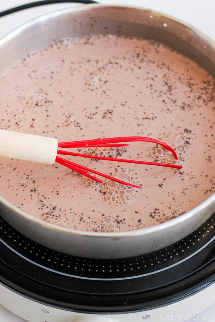 Chocolate quente cremoso feito com Nescau ou Toddy, pronto em menos de 10 minutos. Simples, sem segredo e com o que você já tem em casa.