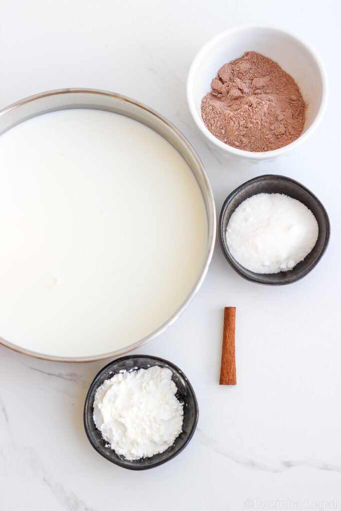 Chocolate quente cremoso feito com Nescau ou Toddy, pronto em menos de 10 minutos. Simples, sem segredo e com o que você já tem em casa.