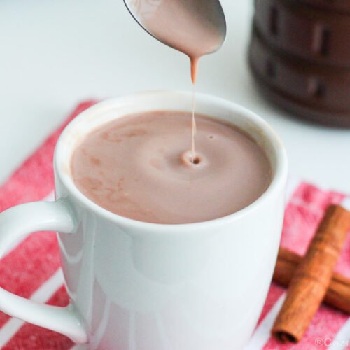 Chocolate quente cremoso feito com Nescau ou Toddy, pronto em menos de 10 minutos. Simples, sem segredo e com o que você já tem em casa.