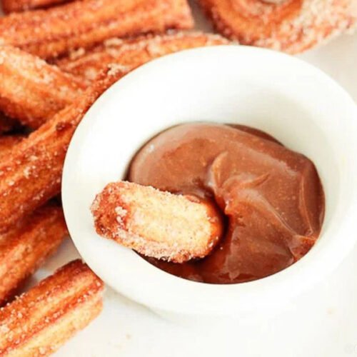 Churros caseiro é uma doce lembrança na vida de muita gente, com doce de leite caseiro fica melhor ainda. Vem aprender comigo como fazer essa delícia aí na sua casa.