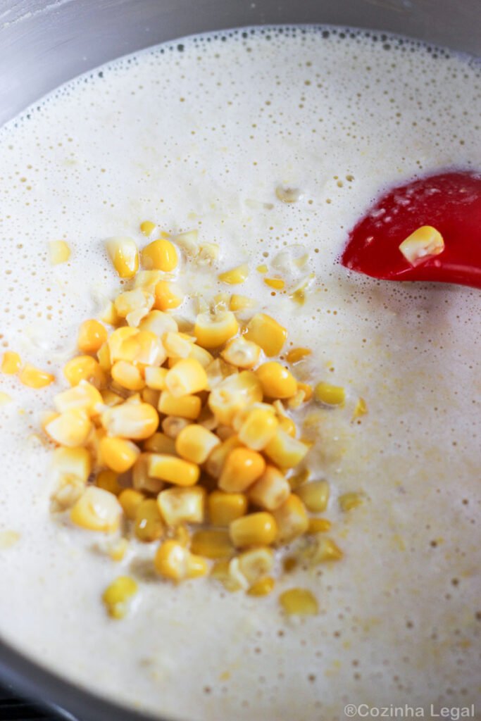 Creme de milho é daqueles acompanhamentos que combinam com tudo, e essa versão cremosa fica pronta em 20 minutos. Cremoso, fácil e com dicas para acertar a textura na primeira vez.