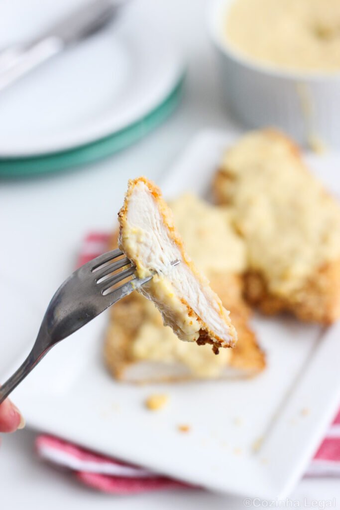Frango empanado na airfryer é daqueles pratos que a gente faz uma vez e não quer mais fazer frito. Crocante por fora, suculento por dentro e pronto em minutos.