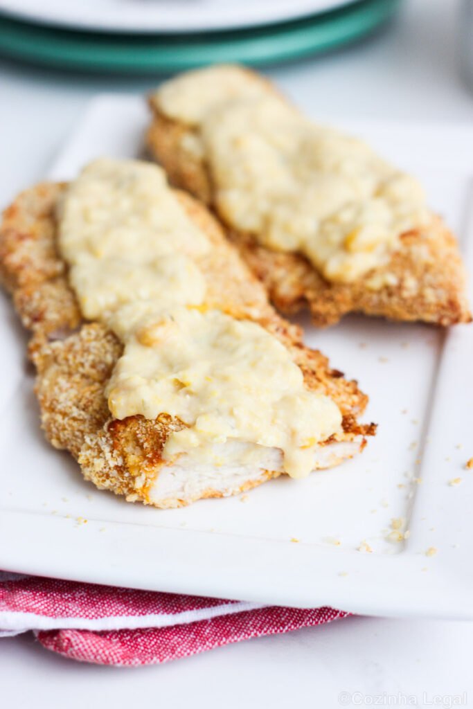 Frango empanado na airfryer é daqueles pratos que a gente faz uma vez e não quer mais fazer frito. Crocante por fora, suculento por dentro e pronto em minutos.