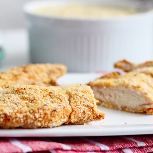 Frango empanado na airfryer é daqueles pratos que a gente faz uma vez e não quer mais fazer frito. Crocante por fora, suculento por dentro e pronto em minutos.