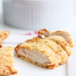 Frango empanado na airfryer é daqueles pratos que a gente faz uma vez e não quer mais fazer frito. Crocante por fora, suculento por dentro e pronto em minutos.