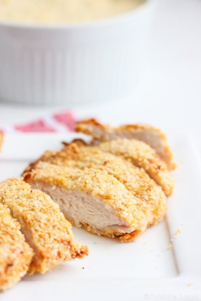 Frango empanado na airfryer é daqueles pratos que a gente faz uma vez e não quer mais fazer frito. Crocante por fora, suculento por dentro e pronto em minutos.