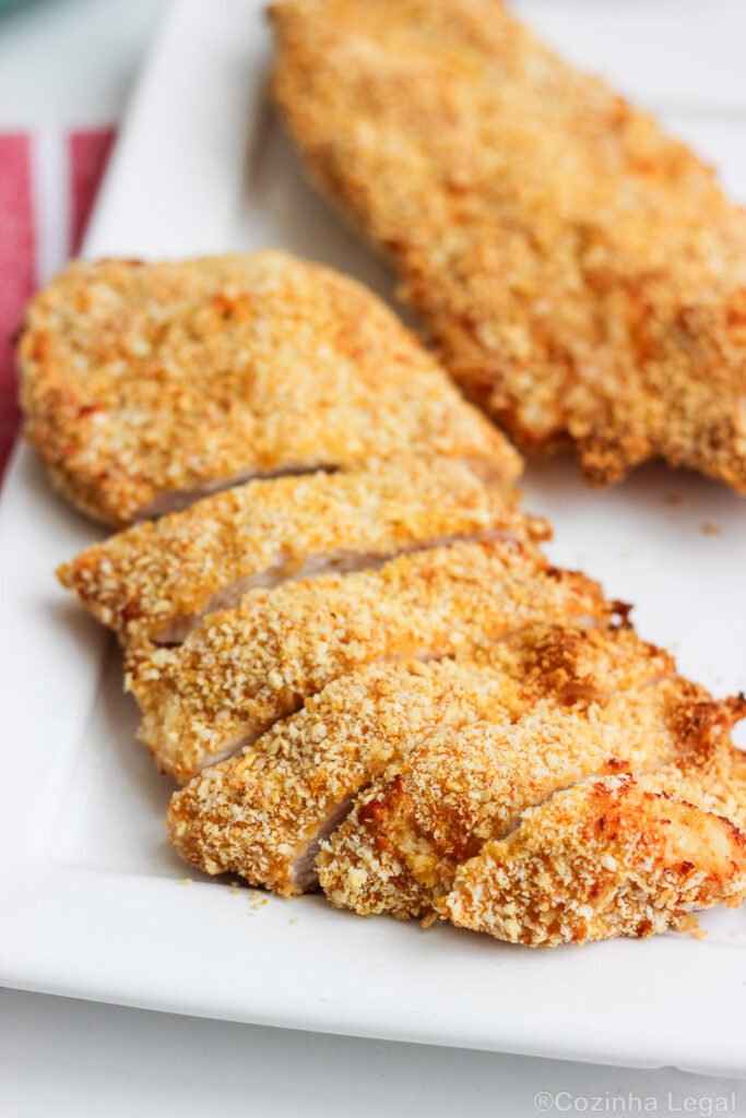 Frango empanado na airfryer é daqueles pratos que a gente faz uma vez e não quer mais fazer frito. Crocante por fora, suculento por dentro e pronto em minutos.