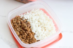 Aprenda a fazer carne moída refogada que fica macia e soltinha, uma delícia de receita, perfeita para marmita congelada.