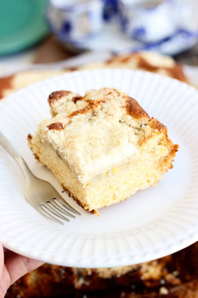 Cuca de banana é daquelas receitas que salvam o dia. Fácil de fazer e ainda mais fácil de amar. Será que tem cheiro mais gostoso saindo do forno?