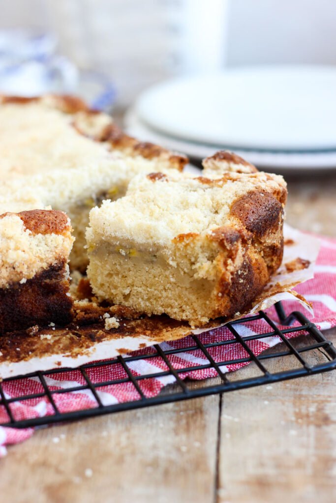 Cuca de banana é daquelas receitas que salvam o dia. Fácil de fazer e ainda mais fácil de amar. Será que tem cheiro mais gostoso saindo do forno?