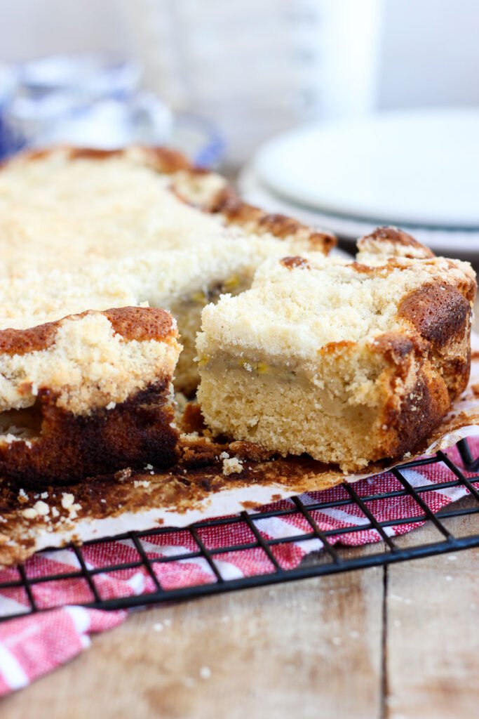 Cuca de banana é daquelas receitas que salvam o dia. Fácil de fazer e ainda mais fácil de amar. Será que tem cheiro mais gostoso saindo do forno?