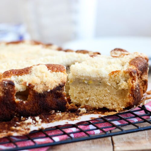 Cuca de banana é daquelas receitas que salvam o dia. Fácil de fazer e ainda mais fácil de amar. Será que tem cheiro mais gostoso saindo do forno?