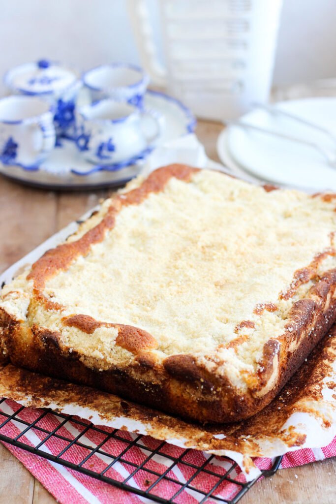 Cuca de banana é daquelas receitas que salvam o dia. Fácil de fazer e ainda mais fácil de amar. Será que tem cheiro mais gostoso saindo do forno?