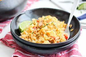Galinhada soltinha, fácil e feita numa panela só. Receita de domingo que rende super bem e é muito econômica.