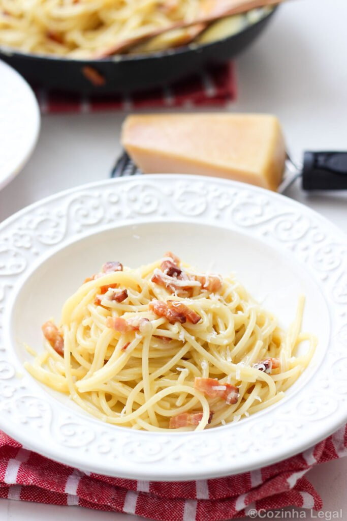 Macarrão à carbonara é uma receita fácil de fazer e que vai poucos ingredientes. Perfeita para um jantar rápido durante a semana.