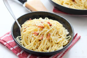 Macarrão à carbonara é uma receita fácil de fazer e que vai poucos ingredientes. Perfeita para um jantar rápido durante a semana.